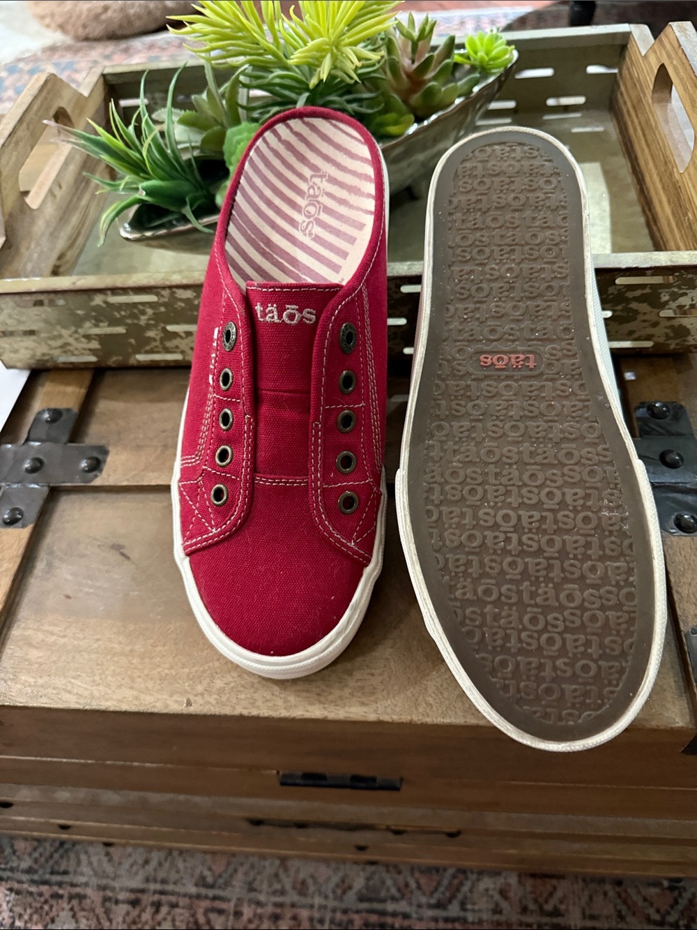 Taos Footwear Red Canvas Slip-On Mules - Picture 3 of 3